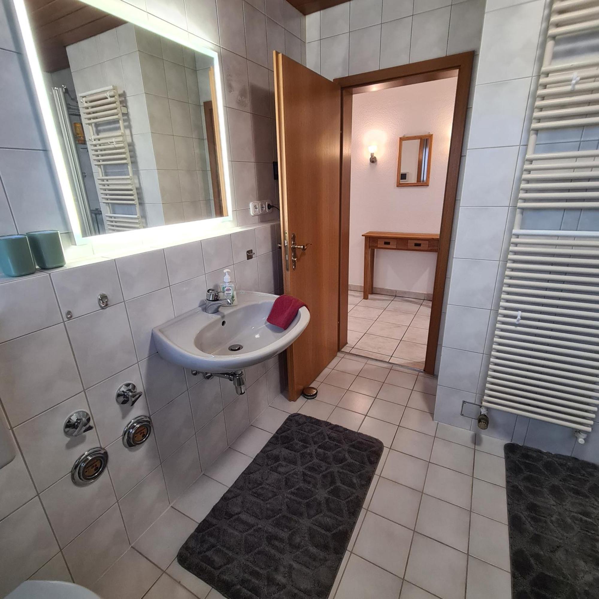 Gemuetliche 120 Qm Ferienwohnung Mit Balkon Adelsdorf ภายนอก รูปภาพ