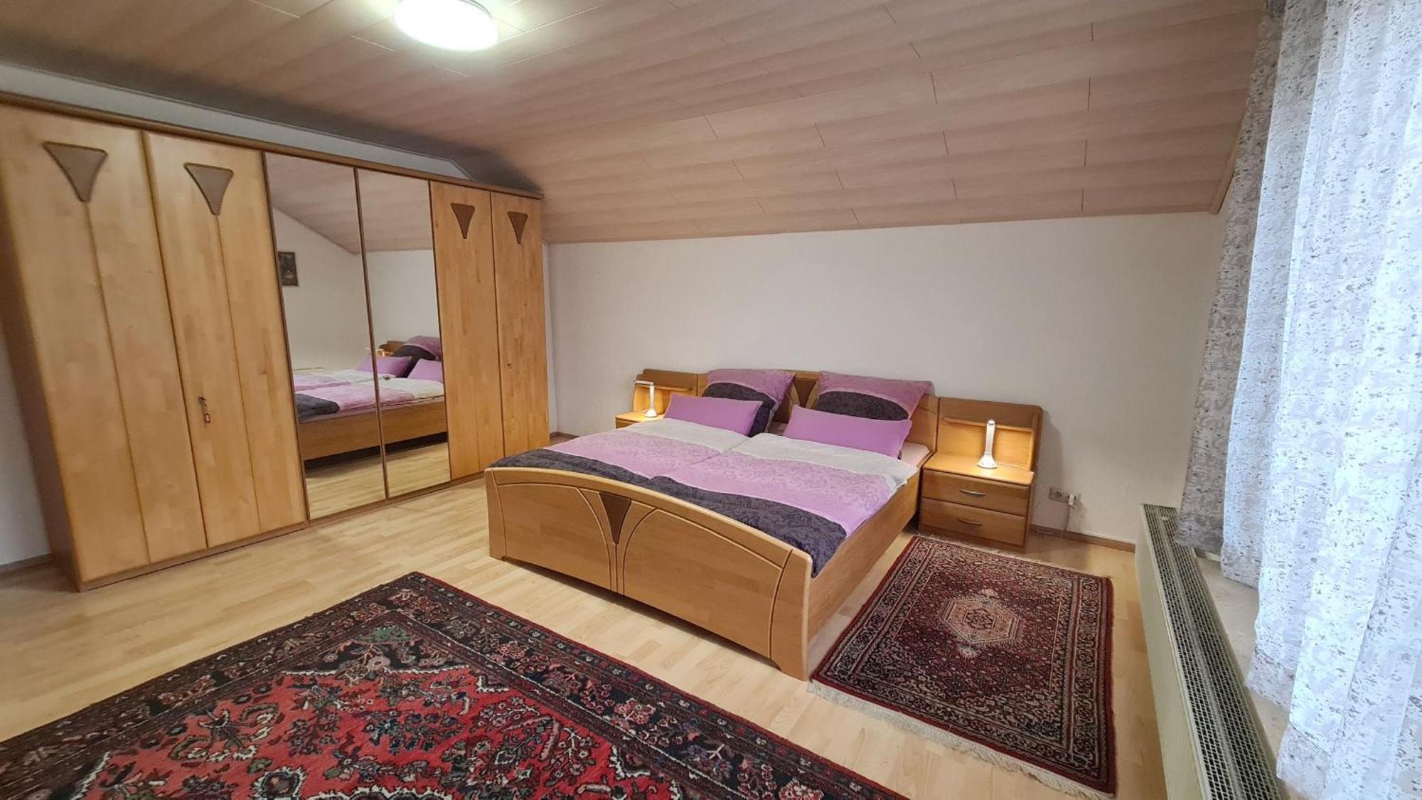Gemuetliche 120 Qm Ferienwohnung Mit Balkon Adelsdorf ภายนอก รูปภาพ