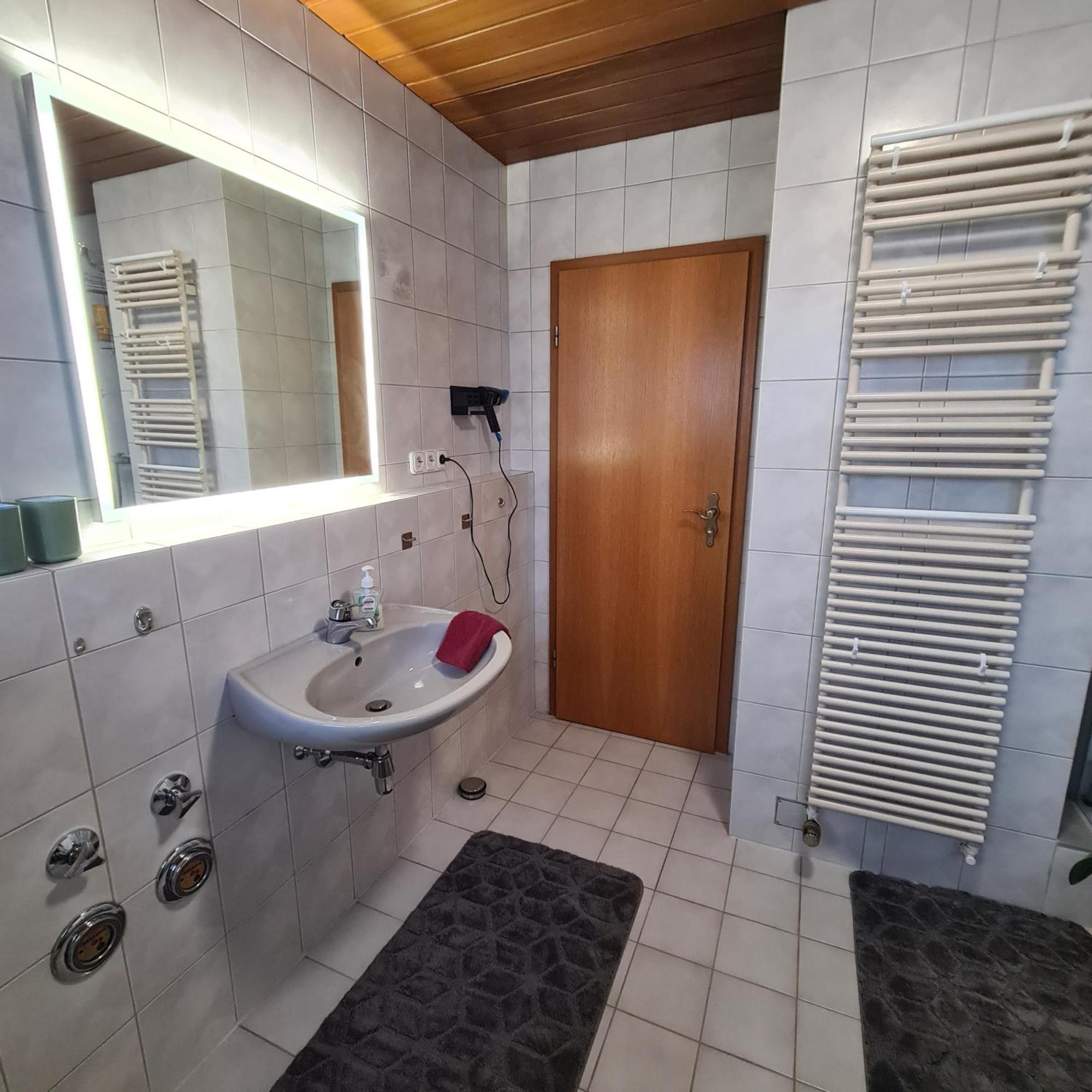Gemuetliche 120 Qm Ferienwohnung Mit Balkon Adelsdorf ภายนอก รูปภาพ
